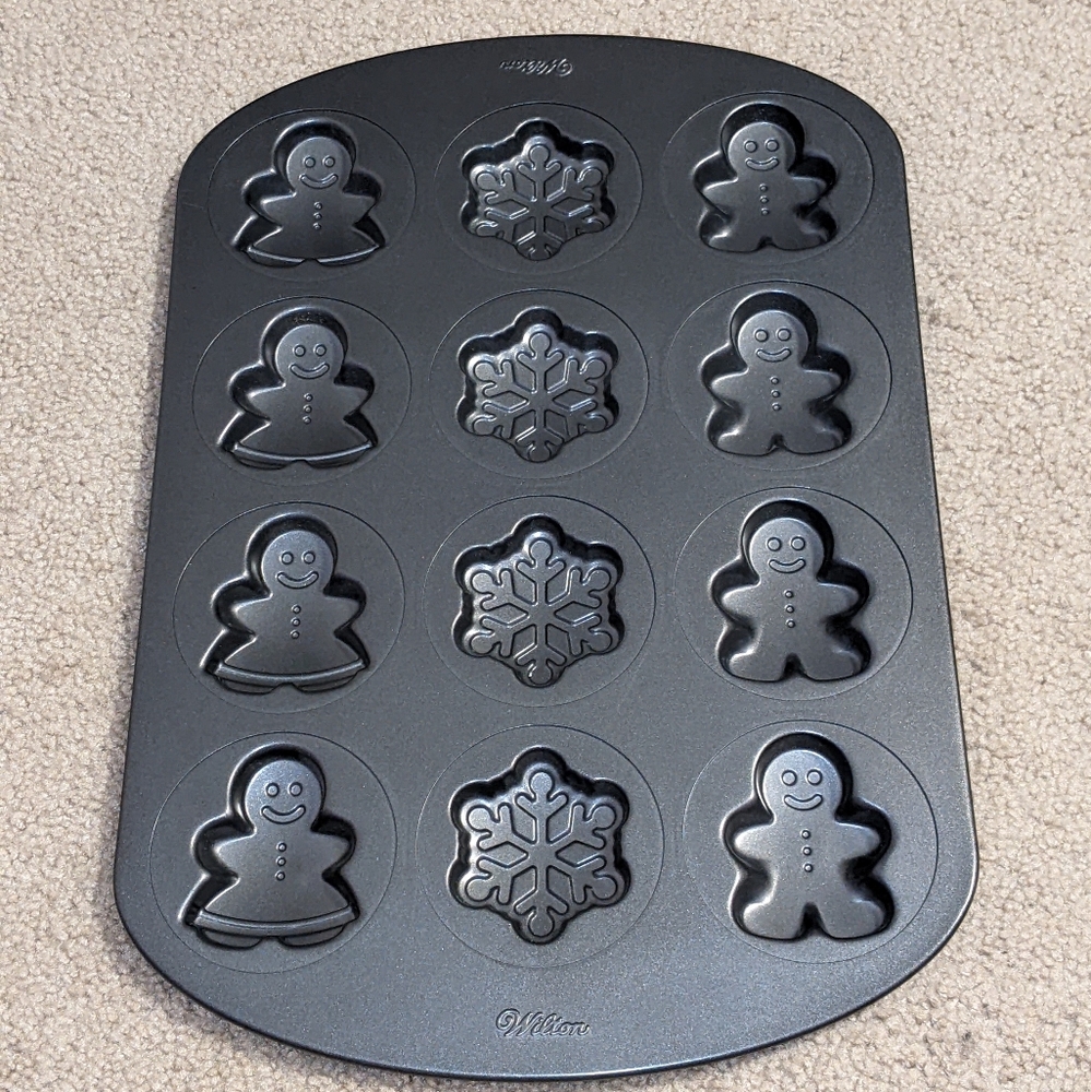 NWOT Wilton 12-Cavity Non-Stick Christmas Cookie Pan
